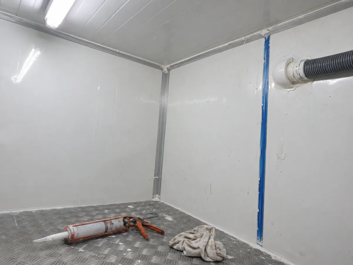 Intérieur de chambre froide après montage des panneaux isolants, avant finitions