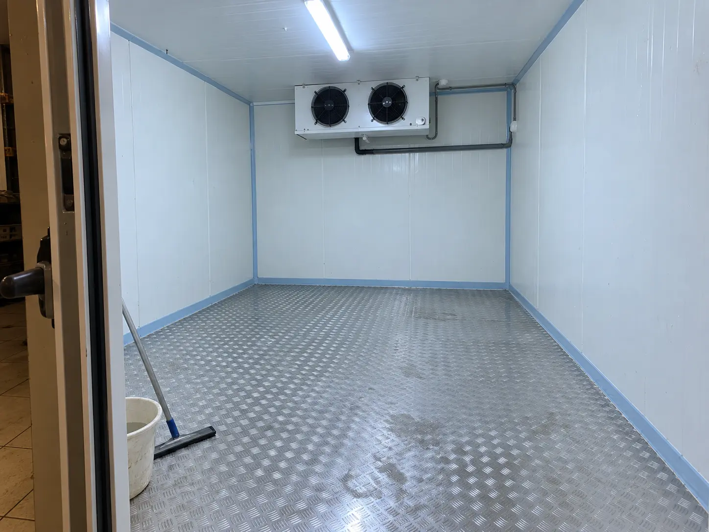 Intérieur de la chambre froide nettoyé et prêt pour les essais de mise en service