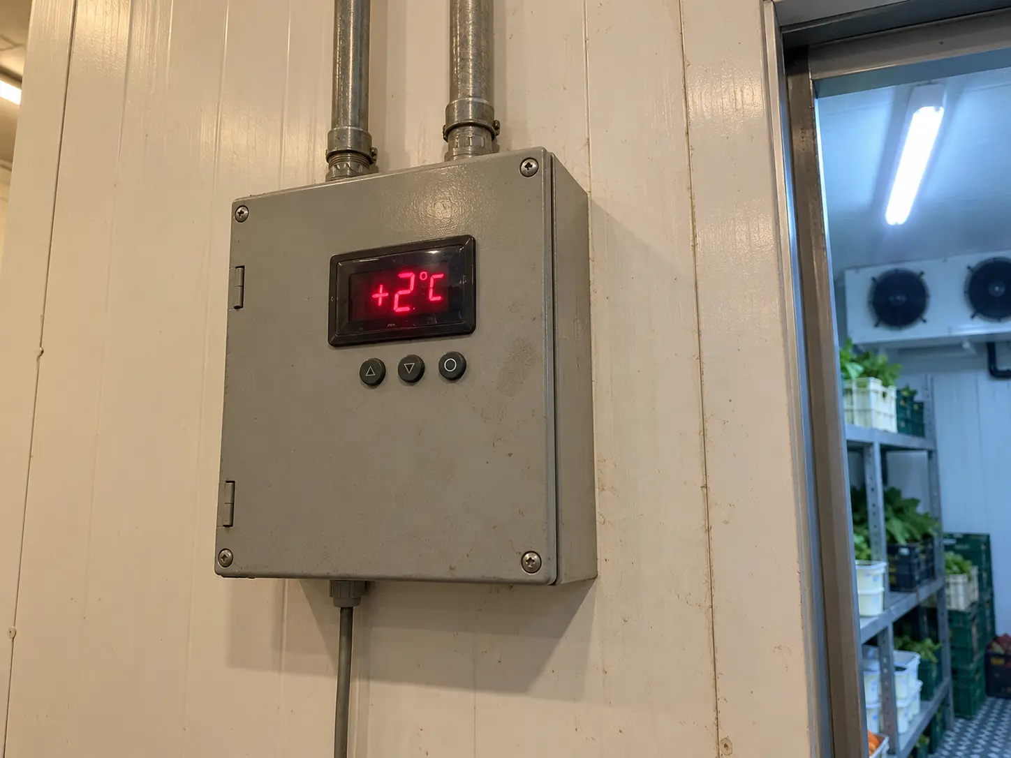 Régulateur électronique affichant +2°C sur une chambre froide de supermarché à Casablanca